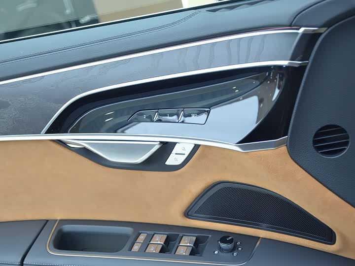 Фото 12 - Audi A8