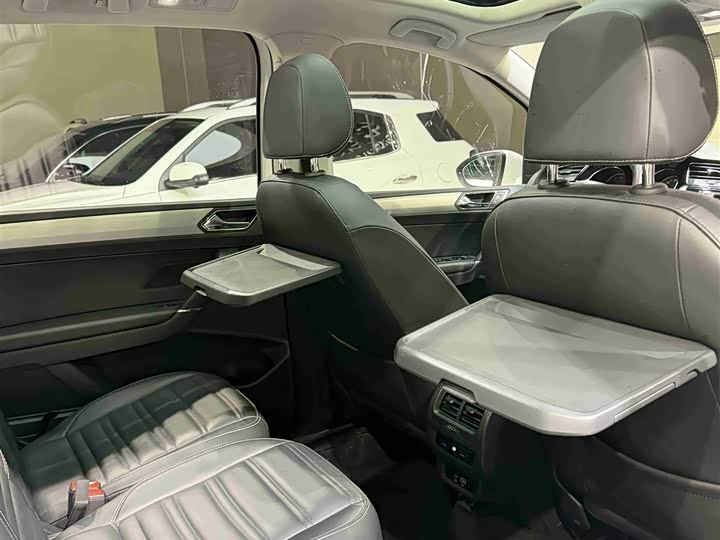 Фото 11 - Volkswagen Touran L