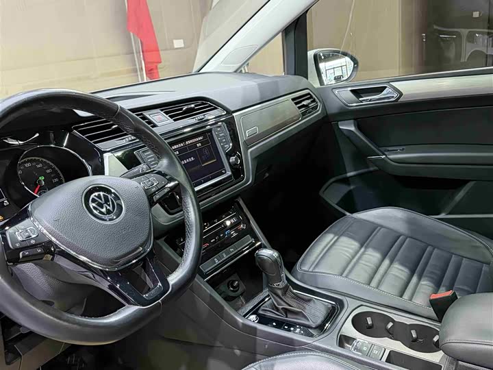 Фото 7 - Volkswagen Touran L
