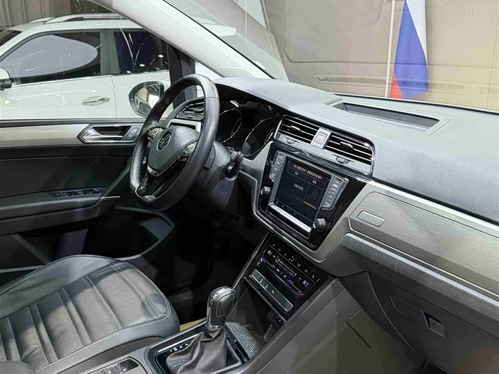 Фото 9 - Volkswagen Touran L