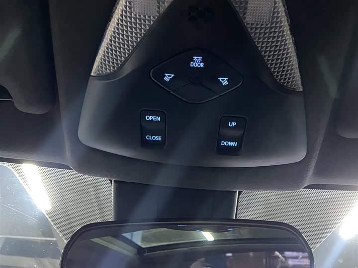 Фото 11 - Toyota C-HR