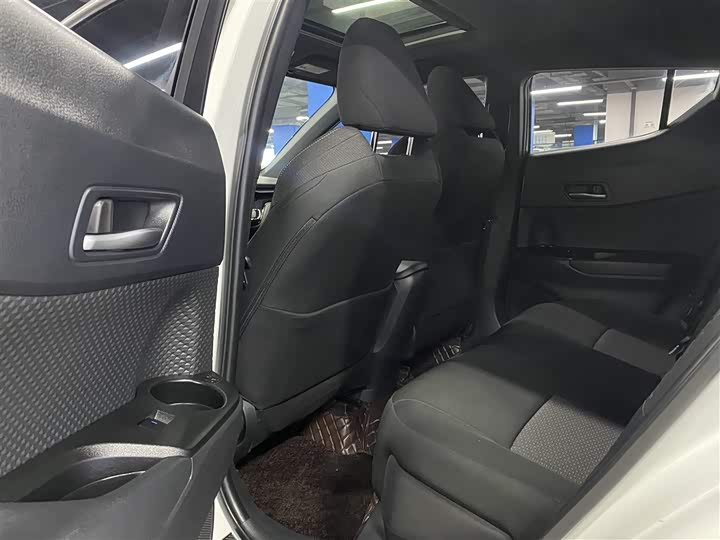 Фото 12 - Toyota C-HR