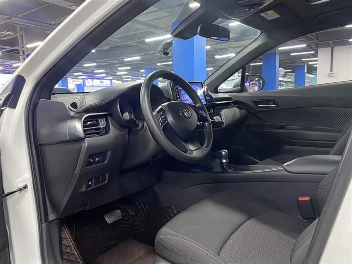 Фото 13 - Toyota C-HR