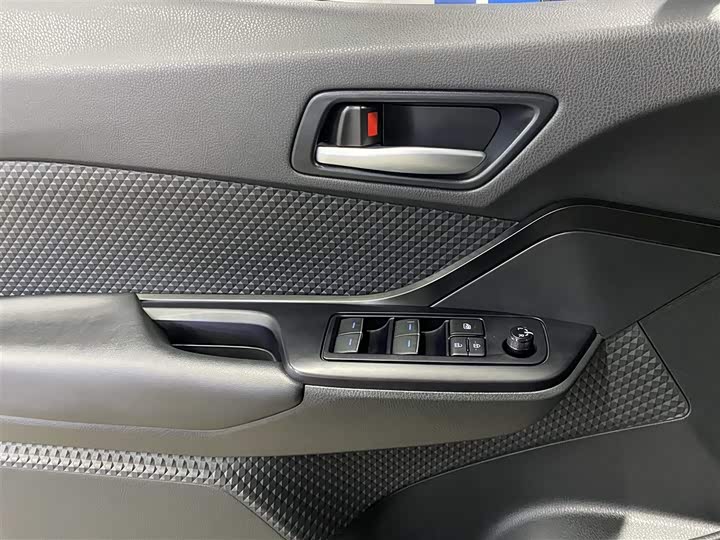 Фото 15 - Toyota C-HR