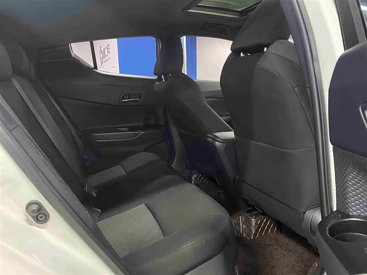 Фото 16 - Toyota C-HR