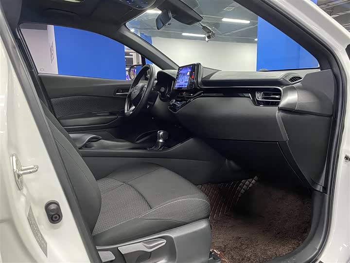 Фото 17 - Toyota C-HR