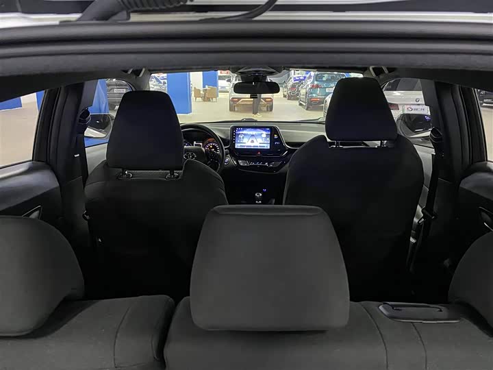 Фото 18 - Toyota C-HR