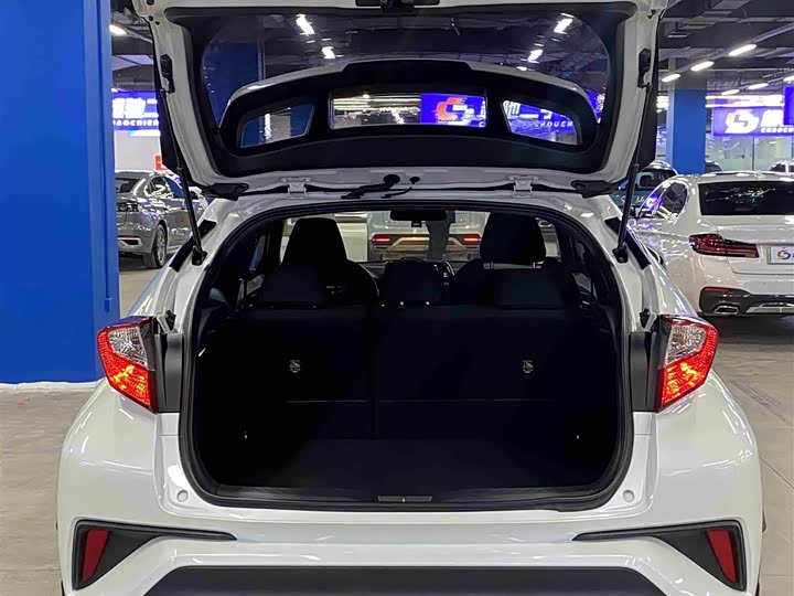 Фото 19 - Toyota C-HR