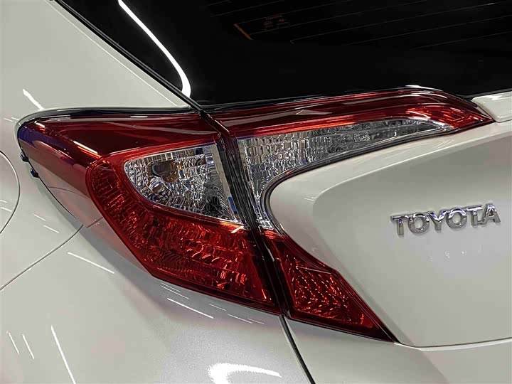 Фото 24 - Toyota C-HR