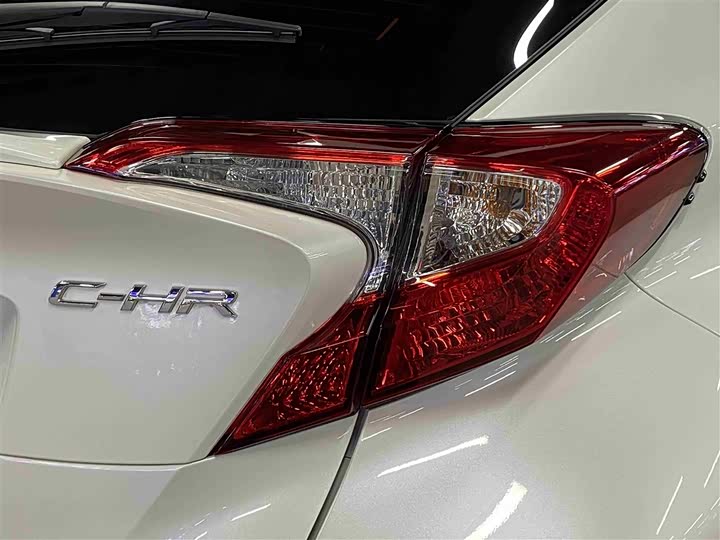 Фото 25 - Toyota C-HR