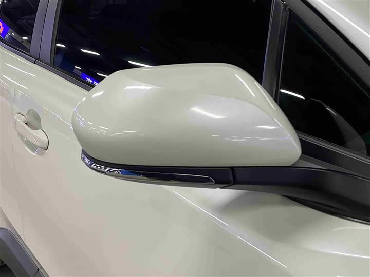 Фото 27 - Toyota C-HR