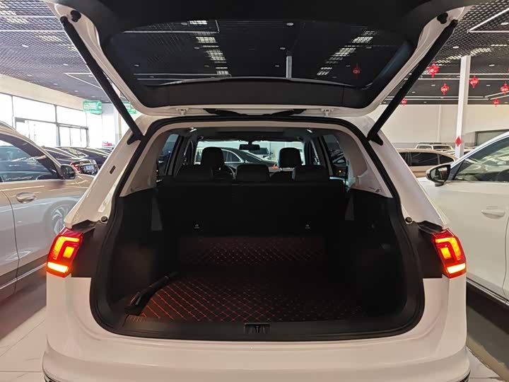 Фото 18 - Volkswagen Tiguan L Pro