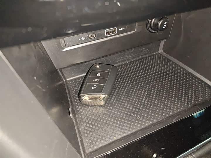 Фото 8 - Volkswagen Tiguan L Pro