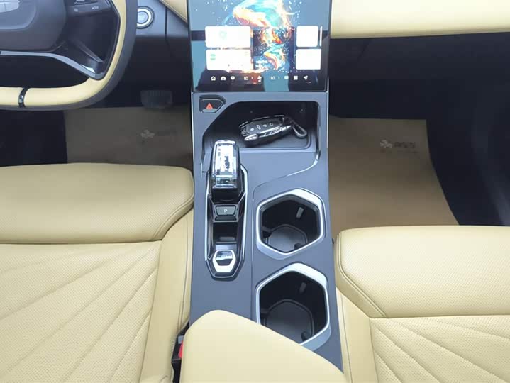 Фото 16 - Geely Atlas L