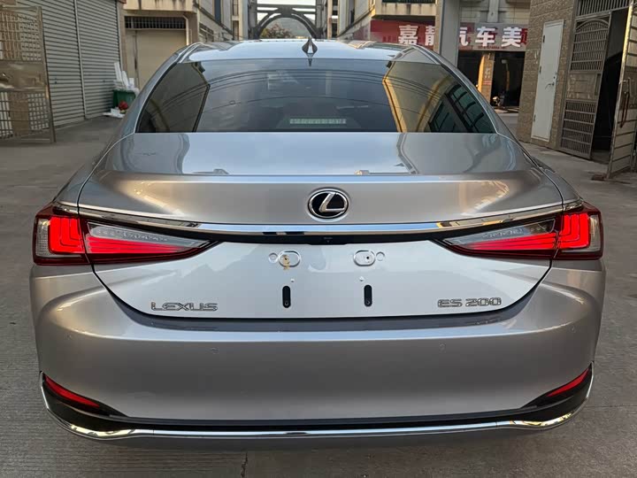 Фото 10 - Lexus ES
