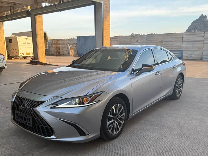 Фото 2 - Lexus ES