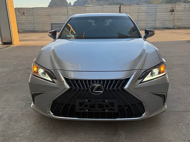 Фото 3 - Lexus ES