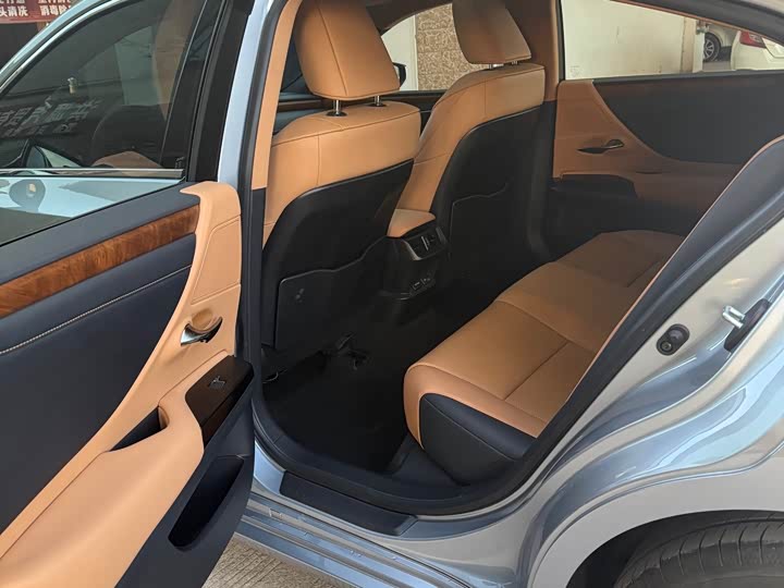 Фото 5 - Lexus ES