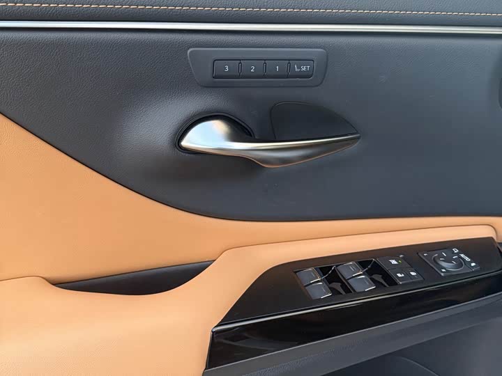 Фото 6 - Lexus ES