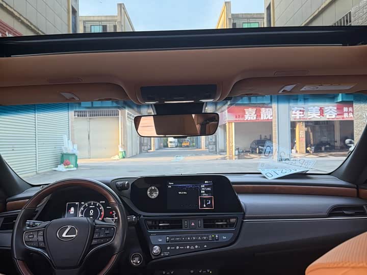 Фото 7 - Lexus ES