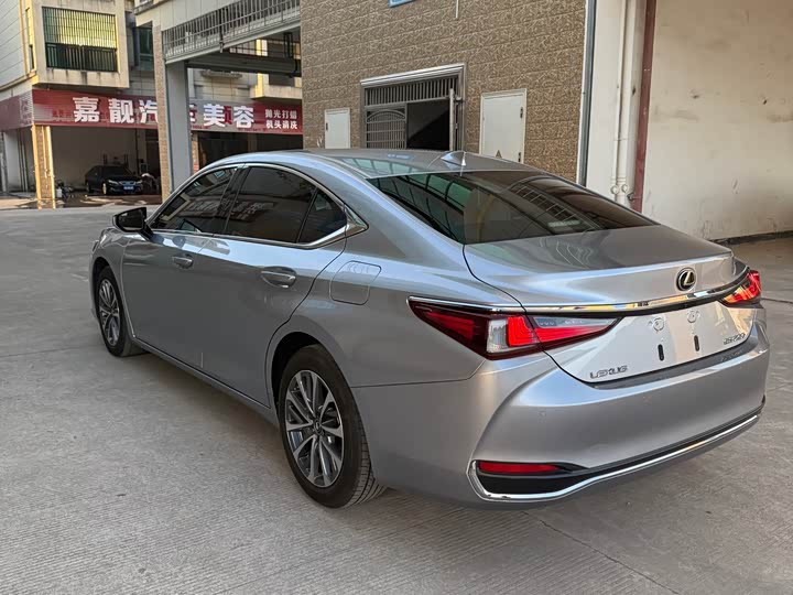 Фото 9 - Lexus ES