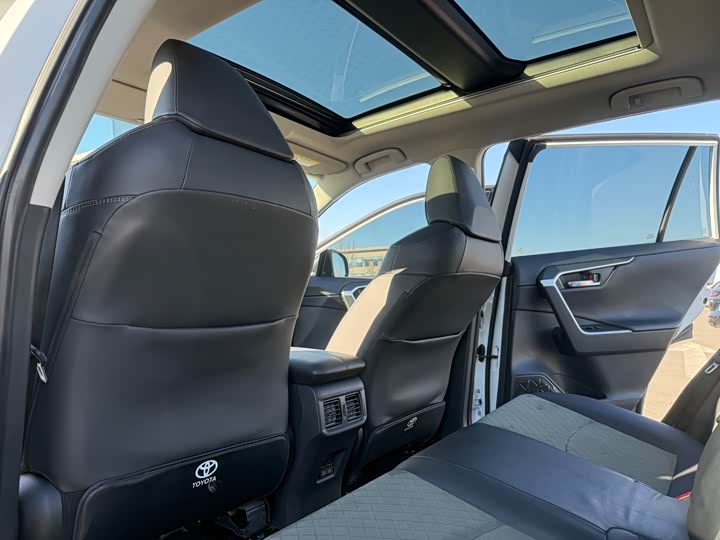 Фото 8 - Toyota RAV4