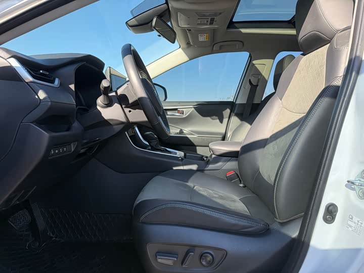 Фото 9 - Toyota RAV4