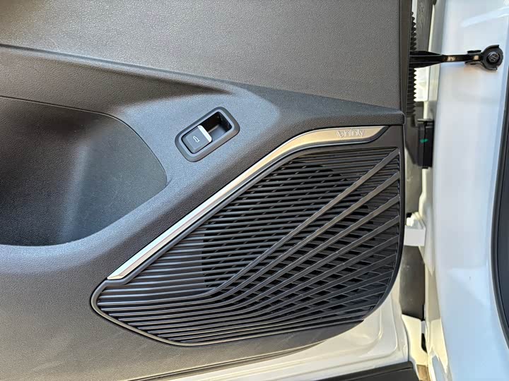 Фото 10 - Geely Monjaro