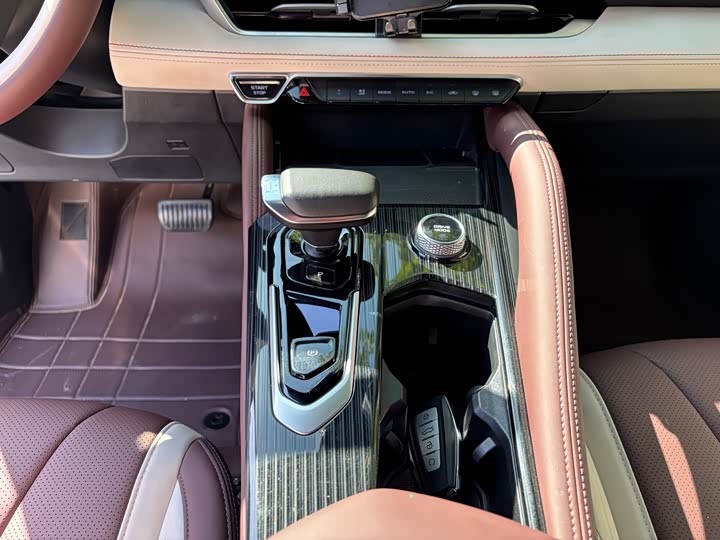 Фото 22 - Geely Monjaro