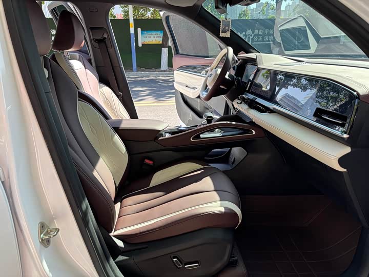 Фото 24 - Geely Monjaro