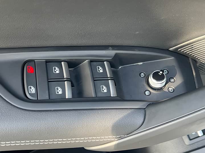 Фото 11 - Audi Q5L