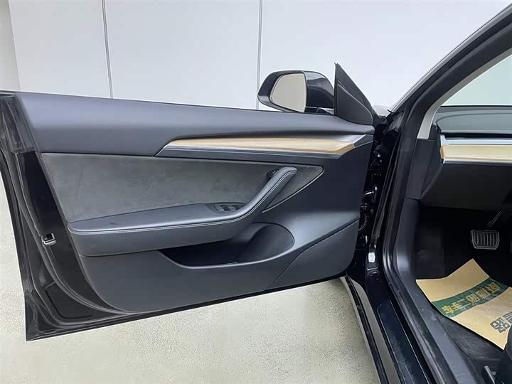 Фото 10 - Tesla Model 3