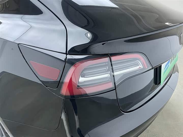 Фото 32 - Tesla Model 3