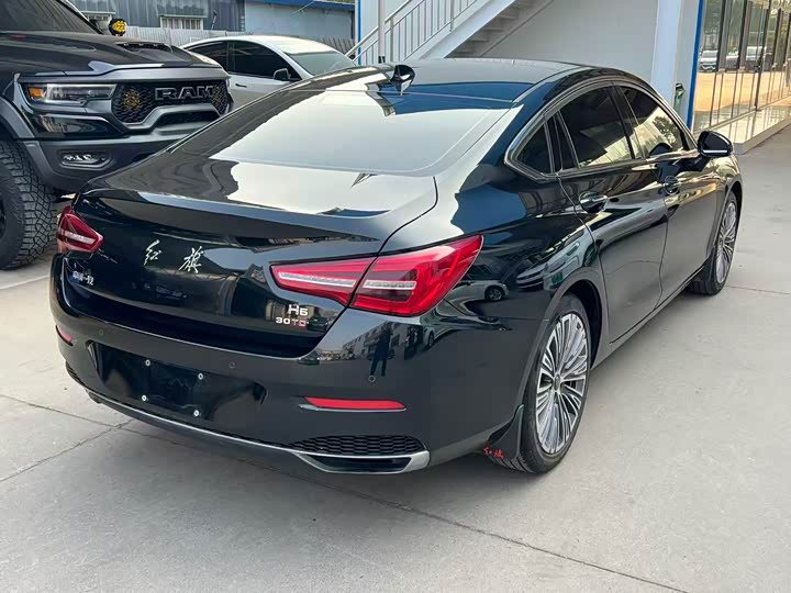 Фото 9 - Hongqi H5