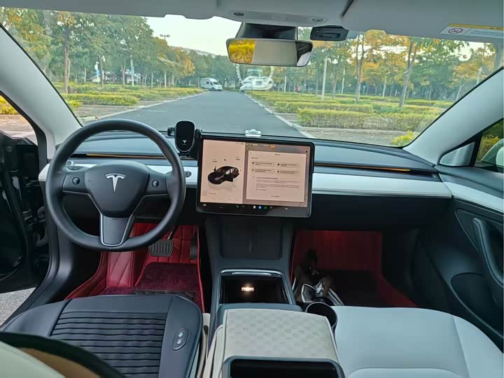 Фото 6 - Tesla Model 3