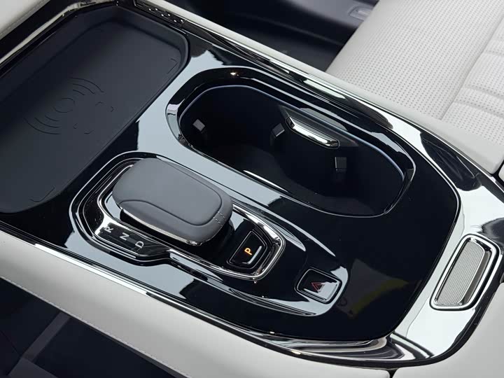 Фото 18 - Zeekr 009