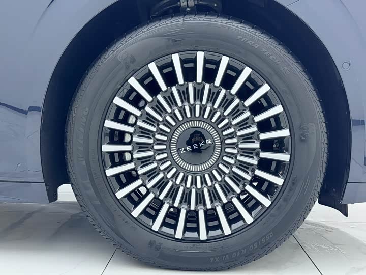 Фото 27 - Zeekr 009