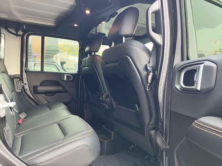 Фото 8 - Jeep Wrangler