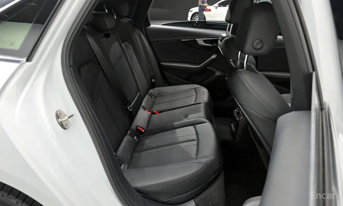 Фото 12 - Audi A4