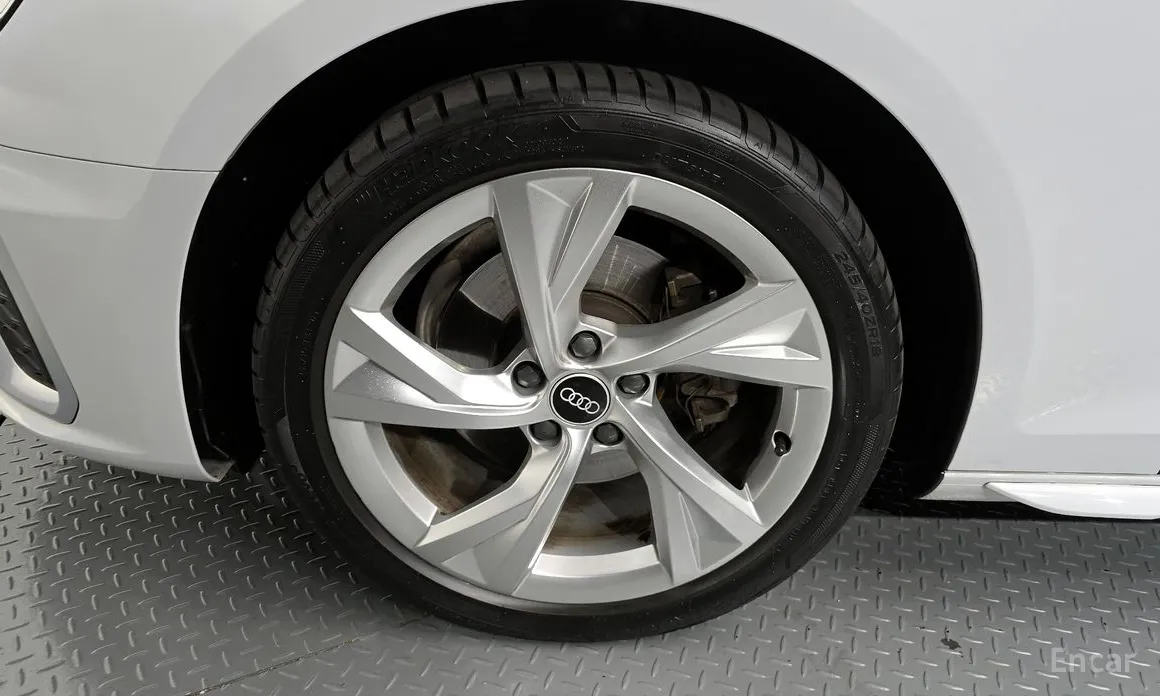 Фото 5 - Audi A4