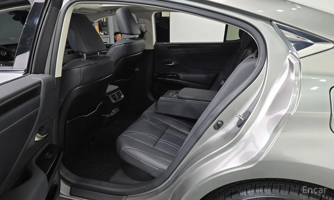 Фото 11 - Lexus ES