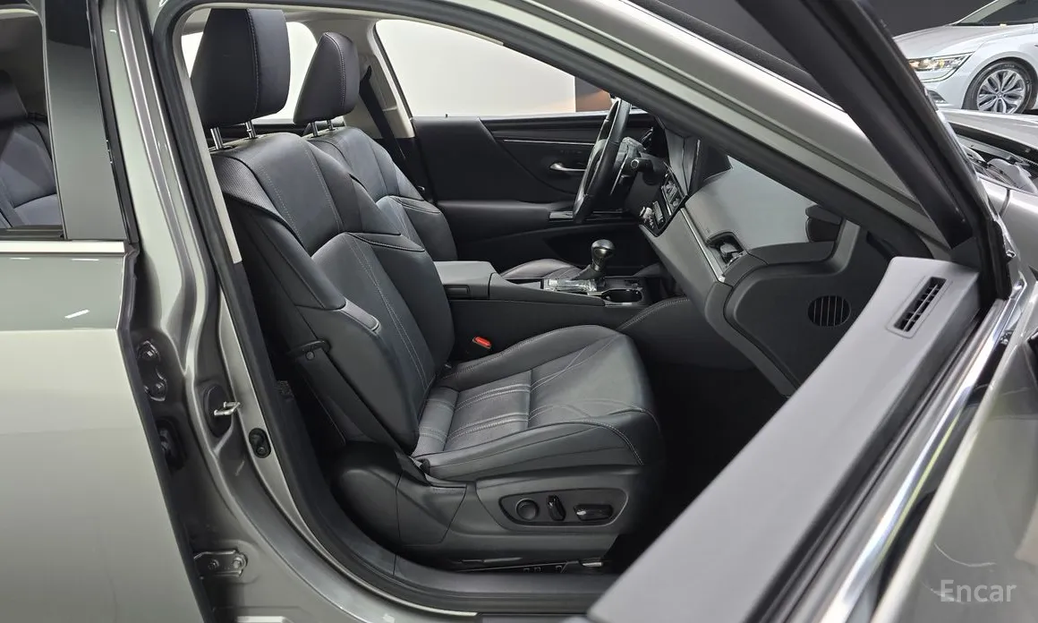 Фото 12 - Lexus ES