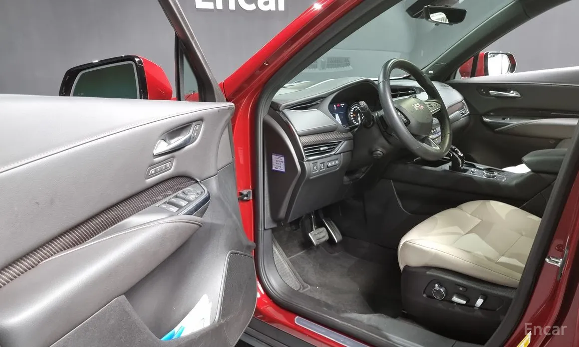 Фото 10 - Cadillac XT4