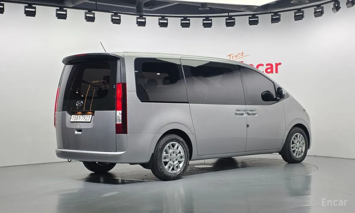 Фото 2 - Hyundai Staria