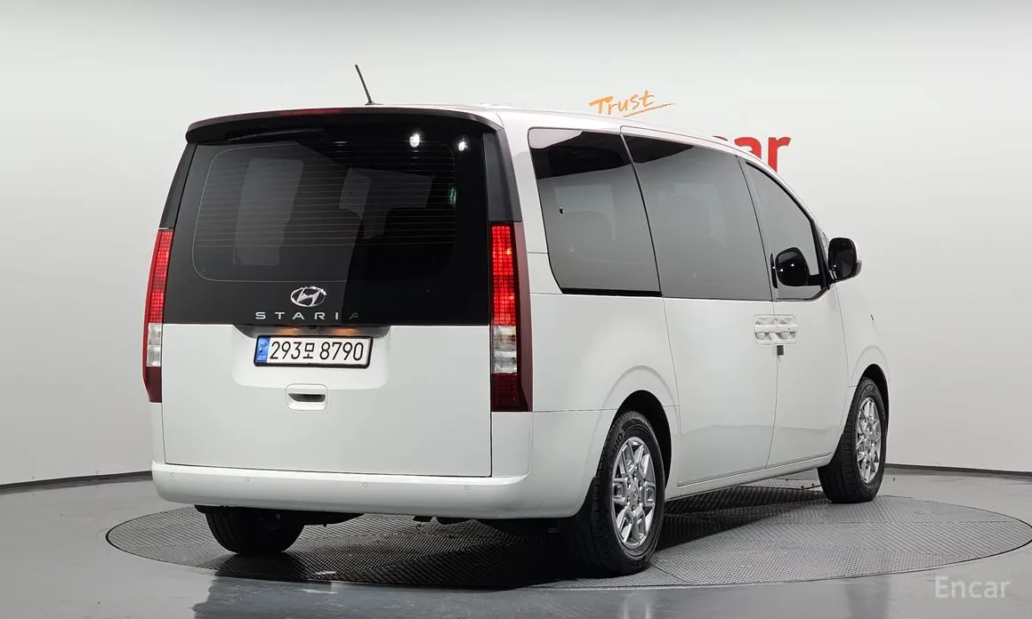 Фото 2 - Hyundai Staria