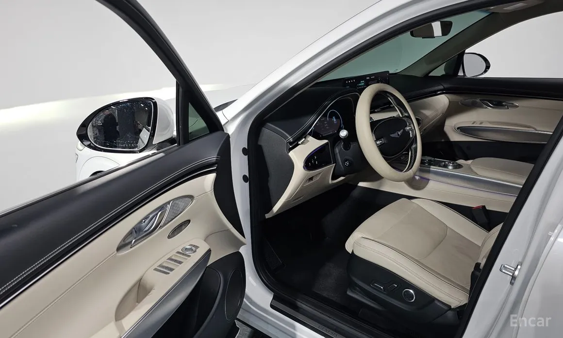 Photo 11 - Genesis GV70