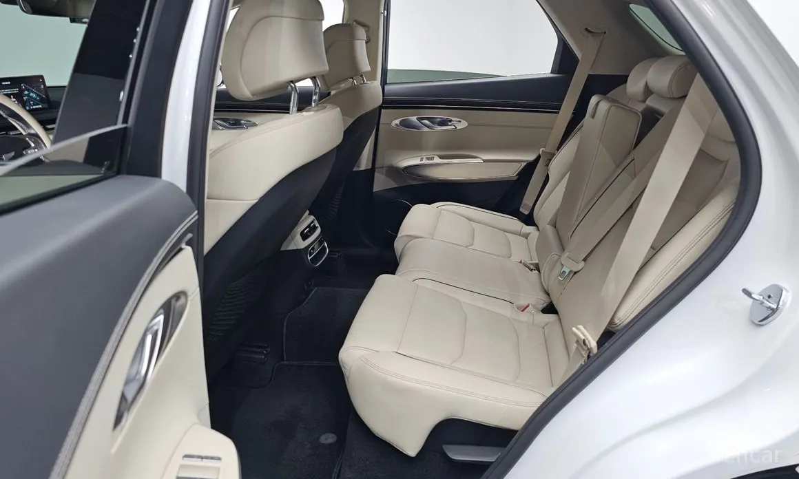 Photo 12 - Genesis GV70