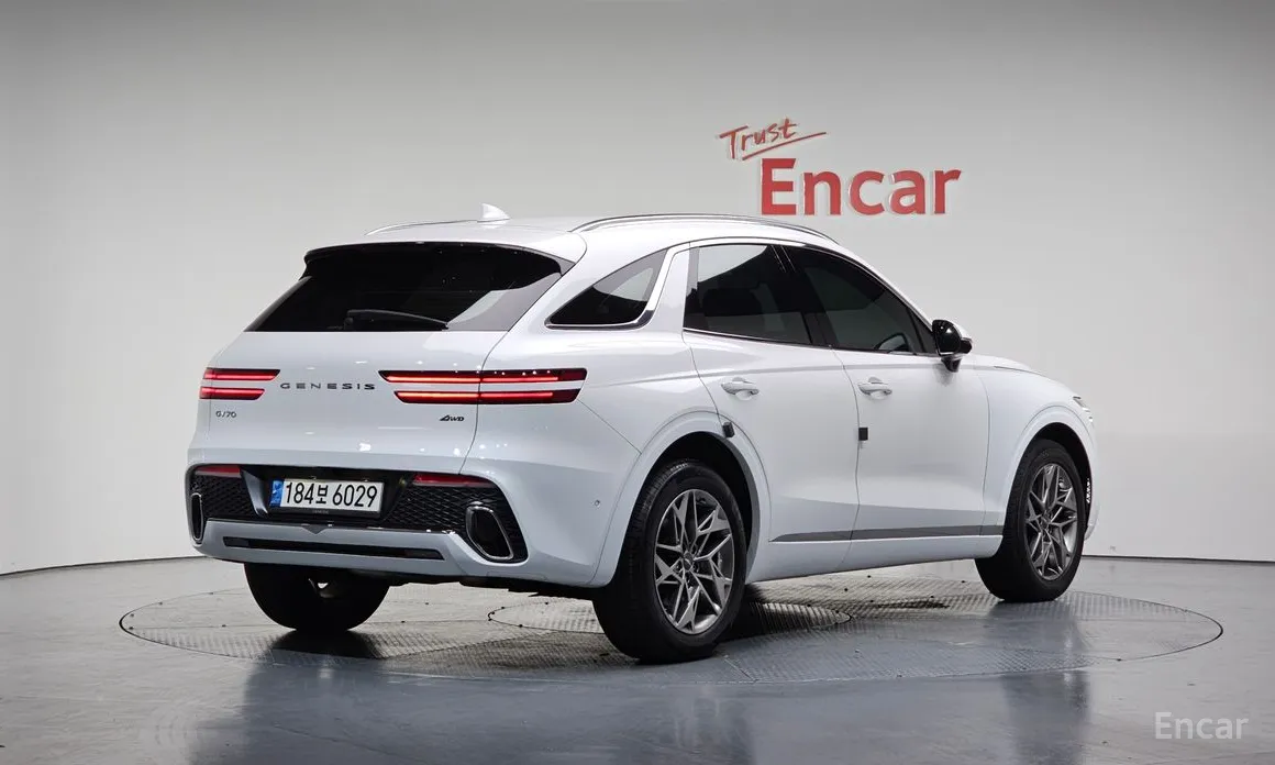 Photo 2 - Genesis GV70