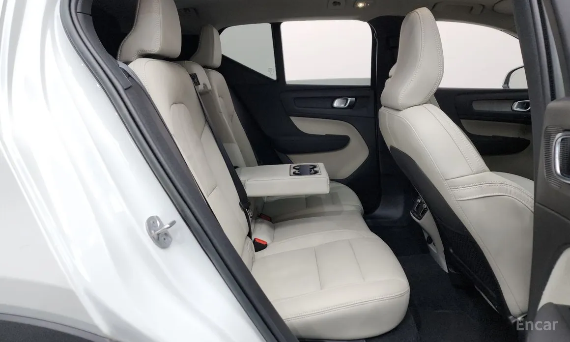 Фото 12 - Volvo XC40