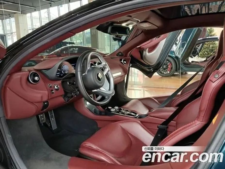 Photo 10 - McLaren GT